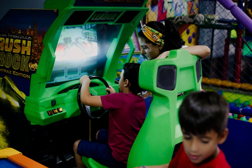 Suasana arcade dengan lampu neon merah muda dan biru
