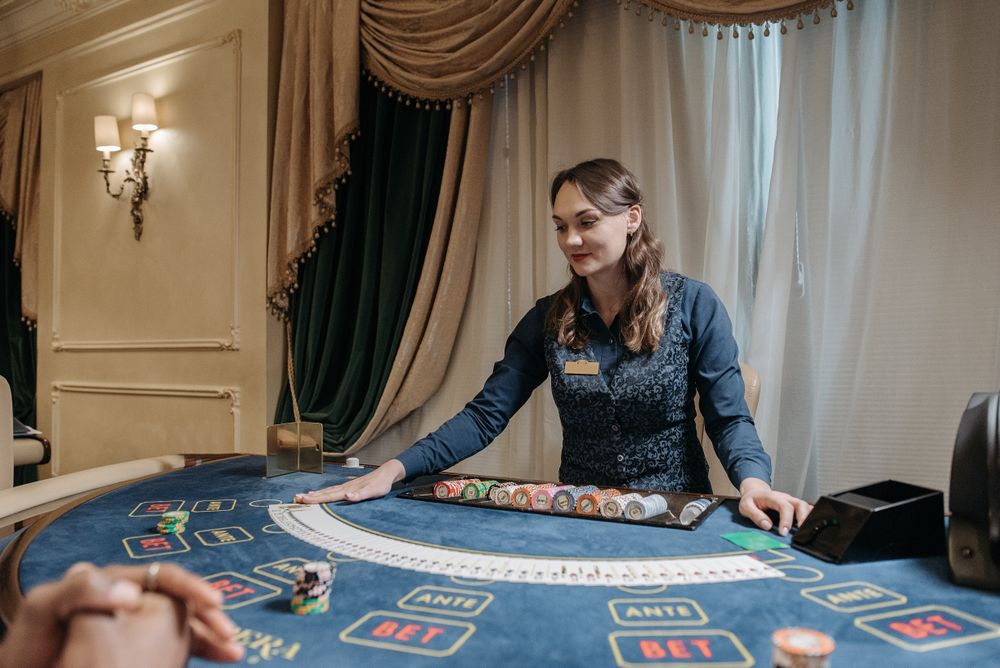 Krupier mengelola kartu dan chip di meja kasino