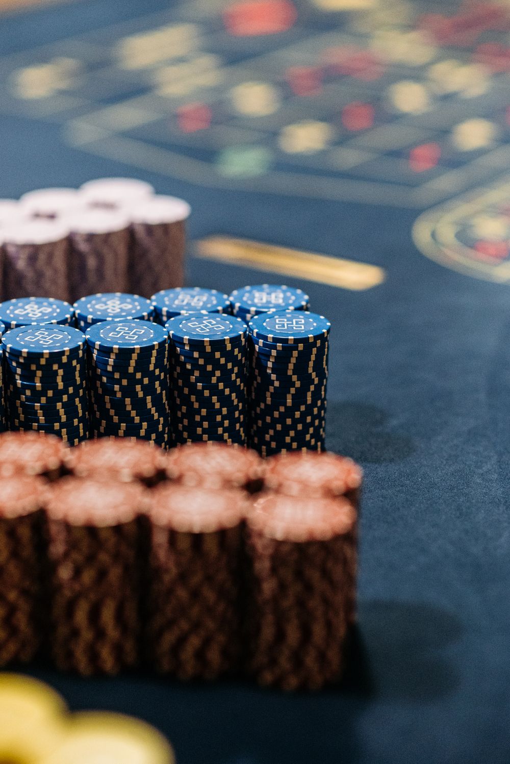Roda roulette di meja kasino dengan cahaya hangat