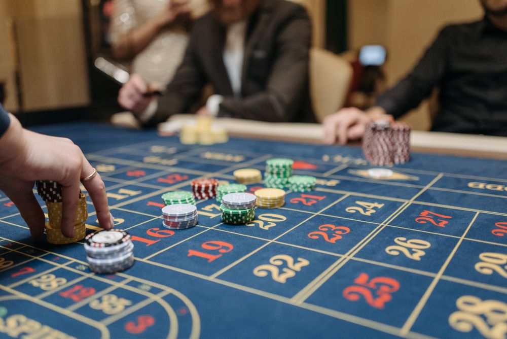 Tangan menempatkan chip pada nomor meja roulette