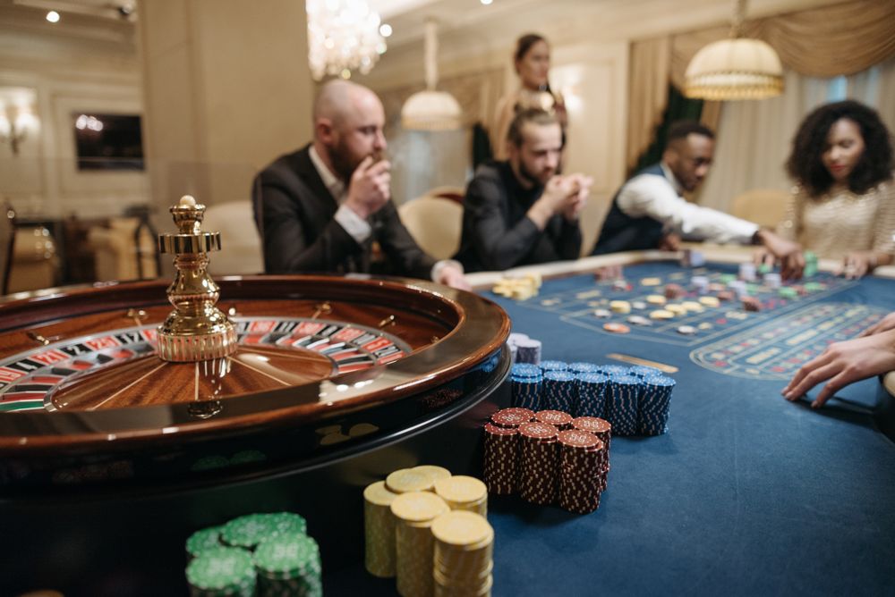 Sekelompok pemain menikmati permainan roulette di kasino
