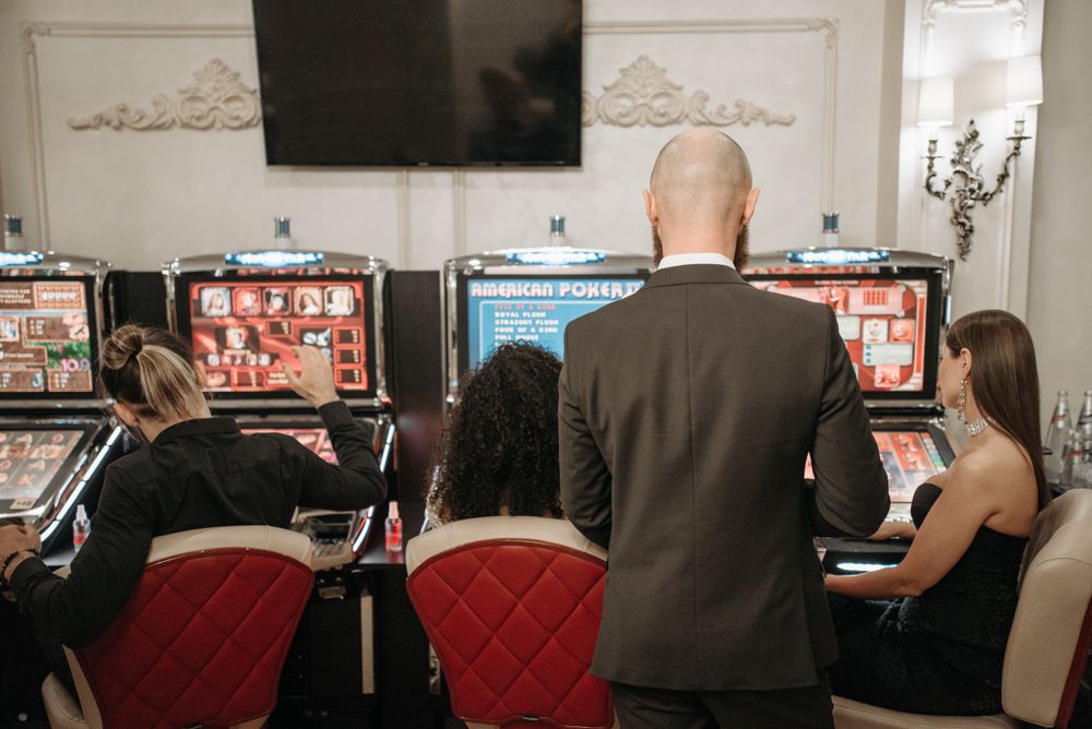 Sekelompok pemain menikmati mesin slot di kasino